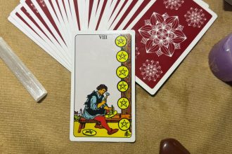 Tarot de fevereiro: constância para resultados reais, segundo Astrolink