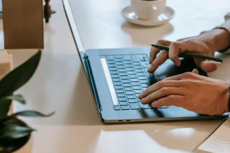 Vagas em finanças com IA pagam até R$ 500 por hora