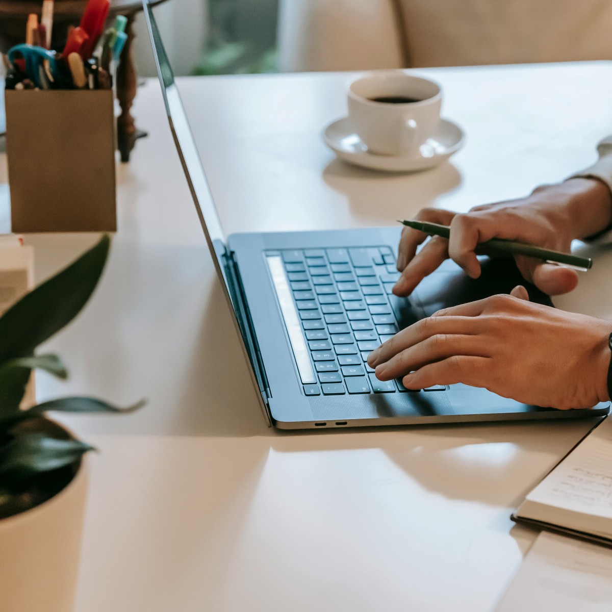 Vagas em finanças com IA pagam até R$ 500 por hora