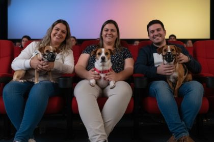 Cachorro assistindo filme em cinema.