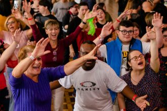 Balada inclusiva de Carnaval para pessoas com Síndrome de Down em SP