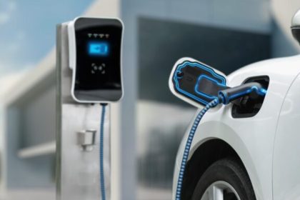 Baterias de carros elétricos mantêm durabilidade com recarga rápida, diz estudo