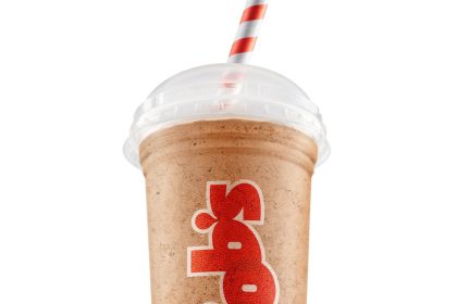 Bob's agita Carnaval do Rio com Milk Shake Crocante no Arpoador