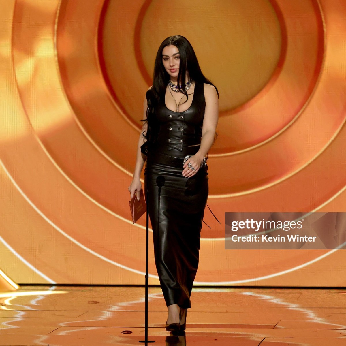 Celebridades desfilam Christian Louboutin no Grammy 2026