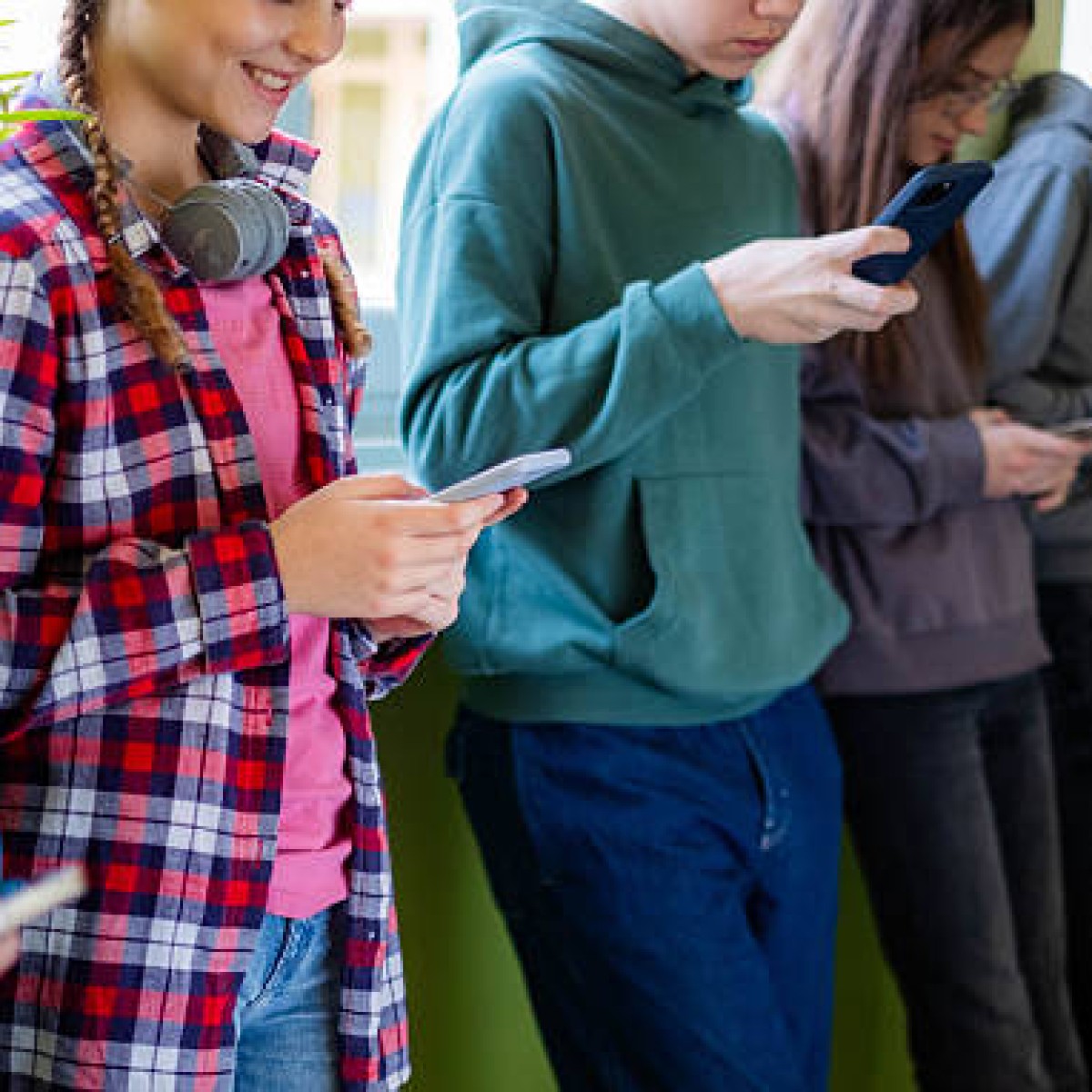 Espanha restringe redes sociais para crianças e reacende debate