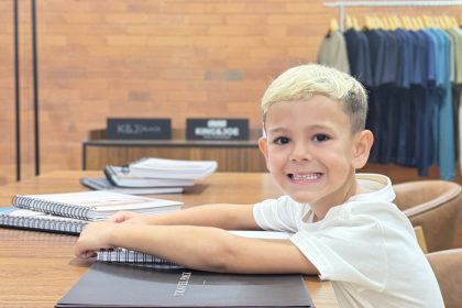 Menino que vendia geladinho realiza sonho em fábrica de roupas