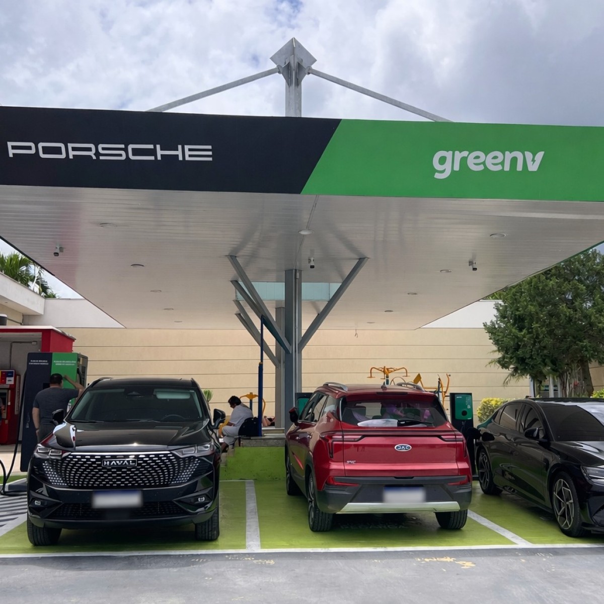 Porsche e GreenV inauguram hub de recarga rápida SP-Curitiba