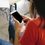 Universidades restringem celulares e reacendem debate sobre tecnologia