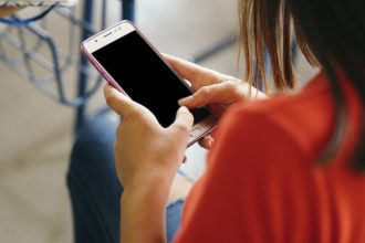 Universidades restringem celulares e reacendem debate sobre tecnologia