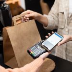 Varejo global acelera adoção de IA em tempo real, aponta análise