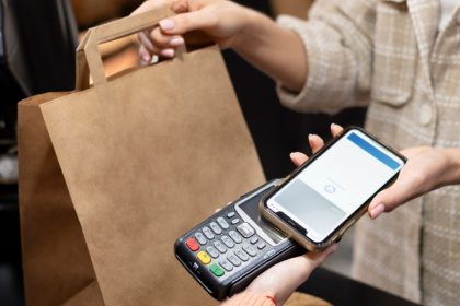 Varejo global acelera adoção de IA em tempo real, aponta análise